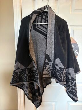 Adrienne Vittadini Black and Gray Patterned Knit Wrap